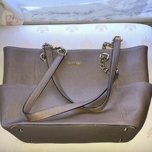 EUC CALVIN KLEIN large bag w/ big end pockets, gt hardware, snap close $78
